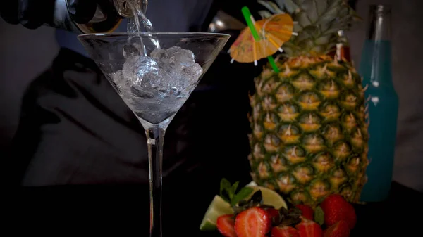 Barman Hace Una Bebida Alcohólica Una Piña Fondo Negro — Foto de Stock
