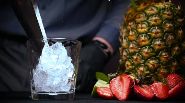 Barman Maakt Een Alcoholische Drank Een Ananas Een Zwarte Achtergrond — Stockfoto