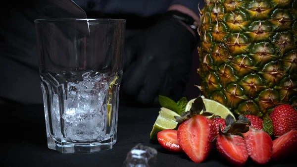 Bartendern Gör Alkoholhaltig Dryck Ananas Svart Bakgrund — Stockfoto