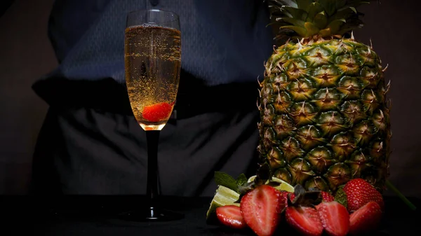 Barman Maakt Een Alcoholische Drank Een Ananas Een Zwarte Achtergrond — Stockfoto