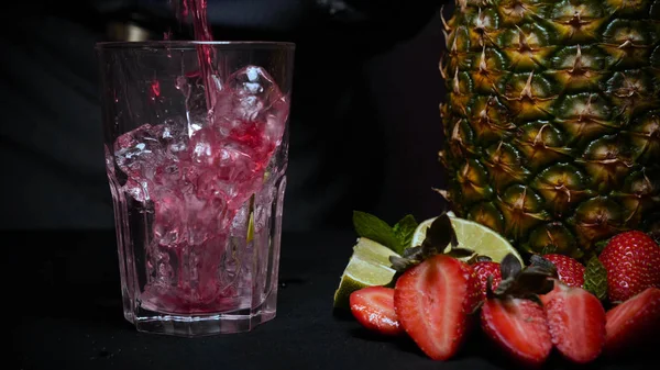 Een Barman Roert Een Lepel Met Een Rode Cocktail Met — Stockfoto