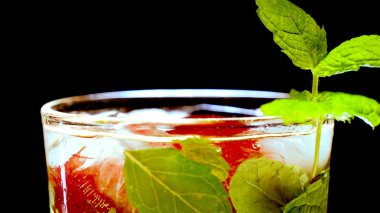 Limon, nane, çilek, şeffaf cam, buz küpleri.