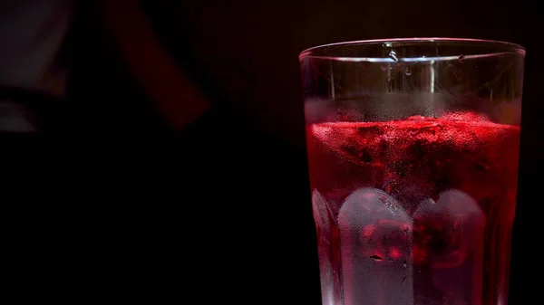 Barman Revuelve Una Cuchara Con Cóctel Rojo Con Hielo Fresco —  Fotos de Stock