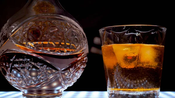 デカンターと氷とウイスキーのガラス — ストック写真