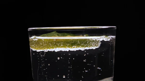 Kolsyrat Vatten Ett Genomskinligt Glas Kalk Bubblor Svart Bakgrund — Stockfoto