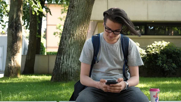 Joven Guapo Adolescente Está Sentado Parque Escribe Mensaje Por Teléfono —  Fotos de Stock