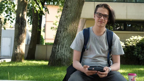 Yakışıklı Adam Genç Parkta Oturan Genç Bir Telefonda Plastik Bir — Stok fotoğraf
