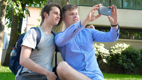 Due Amici Uno Studente Sorridenti Che Guardavano Telefono Scattavano Foto — Foto Stock