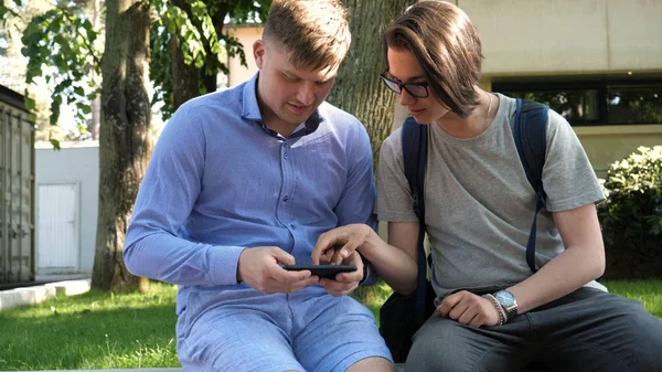 Két Barát Egy Diák Mosolyogva Nézi Telefon Fotózás Parkban Koncepció — Stock Fotó