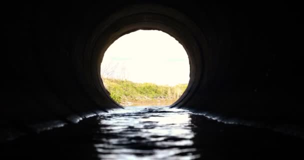 Aguas Sucias Junto Con Aguas Residuales Una Zanja Abierta Largo — Vídeos de Stock