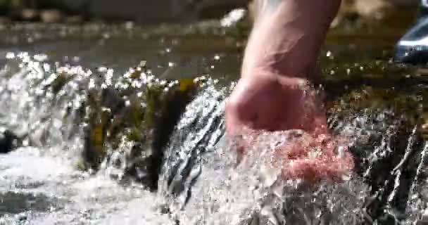 Hombre Sostiene Mano Lava Las Manos Fuente Agua Limpiándolos Suciedad — Vídeo de stock