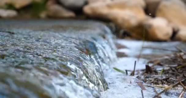 Чоловік Тримає Руку Миє Руки Фонтані Вода Очищає Від Бруду — стокове відео