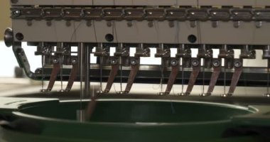 Otomatik tek başlı tek başlı iğne bilgisayar nakış makinesi / bilgisayar dikiş makineleri kumaşa çeşitli şeritler dikiyor. Otomatik dikiş makinesi, iş, giysi, tekstil kavramı.