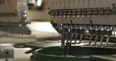 Otomatik tek başlı tek başlı iğne bilgisayar nakış makinesi / bilgisayar dikiş makineleri kumaşa çeşitli şeritler dikiyor. Otomatik dikiş makinesi, iş, giysi, tekstil kavramı.