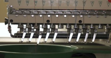 Otomatik tek başlı tek başlı iğne bilgisayar nakış makinesi / bilgisayar dikiş makineleri kumaşa çeşitli şeritler dikiyor. Otomatik dikiş makinesi, iş, giysi, tekstil kavramı.