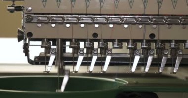 Otomatik tek başlı tek başlı iğne bilgisayar nakış makinesi / bilgisayar dikiş makineleri kumaşa çeşitli şeritler dikiyor. Otomatik dikiş makinesi, iş, giysi, tekstil kavramı.