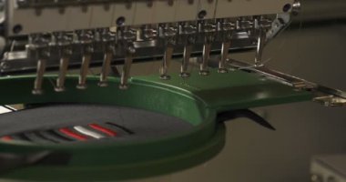 Otomatik tek başlı tek başlı iğne bilgisayar nakış makinesi / bilgisayar dikiş makineleri kumaşa çeşitli şeritler dikiyor. Otomatik dikiş makinesi, iş, giysi, tekstil kavramı.