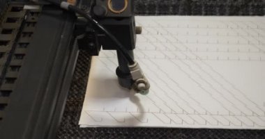 Otomatik tek başlı tek başlı iğne bilgisayar nakış makinesi / bilgisayar dikiş makineleri kumaşa çeşitli şeritler dikiyor. Otomatik dikiş makinesi, iş, giysi, tekstil kavramı.