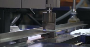 Bir giysi fabrikasında yavaş hareket video, kadın basın (Cut) Giyim ve kumaş kilitleri ve çeşitli malzemeler farklı makineler kullanarak çeşitli parçalar. Kavramı: Iş, fabrika, terzi.