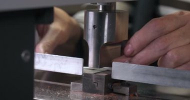 Bir giysi fabrikasında yavaş hareket video, kadın basın (Cut) Giyim ve kumaş kilitleri ve çeşitli malzemeler farklı makineler kullanarak çeşitli parçalar. Kavramı: Iş, fabrika, terzi.