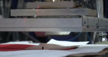 Otomatik tek başlı tek başlı iğne bilgisayar nakış makinesi / bilgisayar dikiş makineleri kumaşa çeşitli şeritler dikiyor. Otomatik dikiş makinesi, iş, giysi, tekstil kavramı.