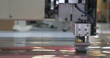 Otomatik tek başlı tek başlı iğne bilgisayar nakış makinesi / bilgisayar dikiş makineleri kumaşa çeşitli şeritler dikiyor. Otomatik dikiş makinesi, iş, giysi, tekstil kavramı.
