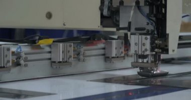 Otomatik tek başlı tek başlı iğne bilgisayar nakış makinesi / bilgisayar dikiş makineleri kumaşa çeşitli şeritler dikiyor. Otomatik dikiş makinesi, iş, giysi, tekstil kavramı.