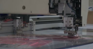 Otomatik tek başlı tek başlı iğne bilgisayar nakış makinesi / bilgisayar dikiş makineleri kumaşa çeşitli şeritler dikiyor. Otomatik dikiş makinesi, iş, giysi, tekstil kavramı.