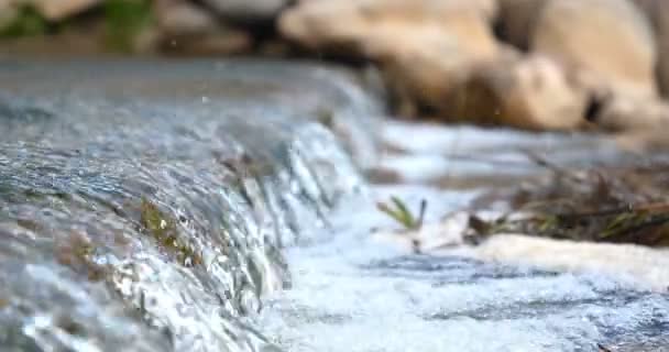 Een Man Houdt Zijn Hand Wast Zijn Handen Fontein Water — Stockvideo