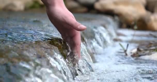 Een Man Houdt Zijn Hand Wast Zijn Handen Fontein Water — Stockvideo