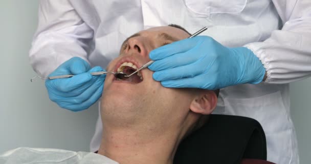 Clinic Hospital Doctor Doctor Assistant Checks Patient Teeth Treatment Tartar — Stock Video