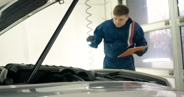 Rallentatore Uomo Maschio Professionista Uniforme Lavoro Con Pistole Spruzzo Mano — Video Stock