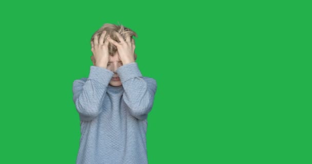 Câmera Lenta Fundo Chromakey Jovem Menino Mostra Emoções Diferentes Conceito — Vídeo de Stock