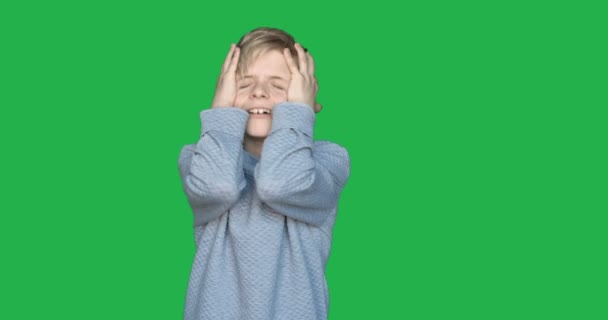 Slow Motion Bakgrunden Chromakey Visar Ung Kille Pojke Olika Känslor — Stockvideo