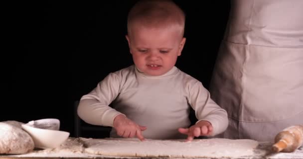 Een Jongetje Een Zwarte Achtergrond Helpt Zijn Vader Vader Chef — Stockvideo