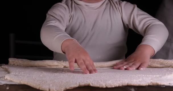 Niño Pequeño Sobre Fondo Negro Ayuda Padre Papá Chef Preparación — Vídeo de stock