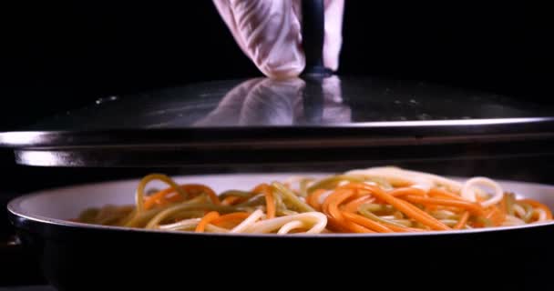 Gekochtes Gericht Hause Restaurant Dekoriert Der Koch Das Fertige Nudelgericht — Stockvideo