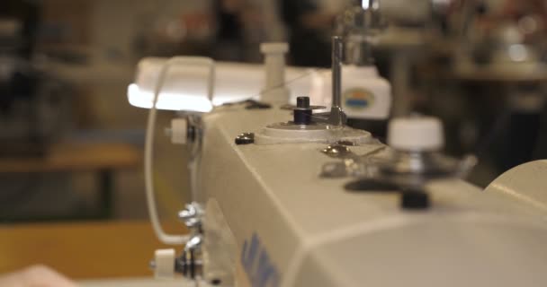 Mãos Costureira Costura Com Uma Máquina Profissional Bordados Costura Tecido — Vídeo de Stock