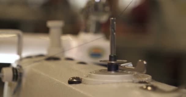 Manos Costura Costura Con Una Máquina Profesional Bordadores Costuras Tela — Vídeo de stock
