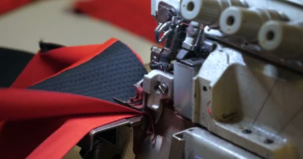 お針子の手は 材料の両側を使用して 赤のファブリック上のプロのマシン Embroiders で縫製します コンセプト 専門家 — ストック動画