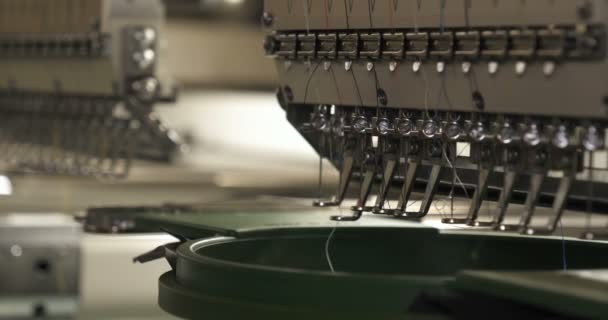 自动单头单针计算机绣花机 计算机缝纫机在织物上有各种条带 全自动缝纫机 纺织品 — 图库视频影像