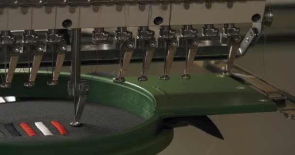 Автоматическая Одноголовая Одноигловышивальная Компьютерная Вышивальная Машина Компьютерная Швейная Машинка Вышивает — стоковое видео