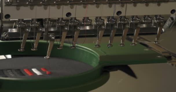 컴퓨터 컴퓨터 재봉틀은 직물에 스트립을 보여준다 재봉틀 — 비디오