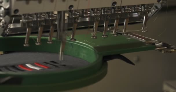 컴퓨터 컴퓨터 재봉틀은 직물에 스트립을 보여준다 재봉틀 — 비디오