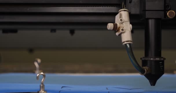 Автоматическая Одноголовая Одноигловышивальная Компьютерная Вышивальная Машина Компьютерная Швейная Машинка Вышивает — стоковое видео