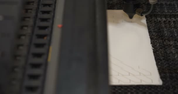 自動シングルヘッドシングル針コンピュータ刺繍機 コンピュータミシンは ファブリック上の様々なストリップを縫います 自動ミシン — ストック動画