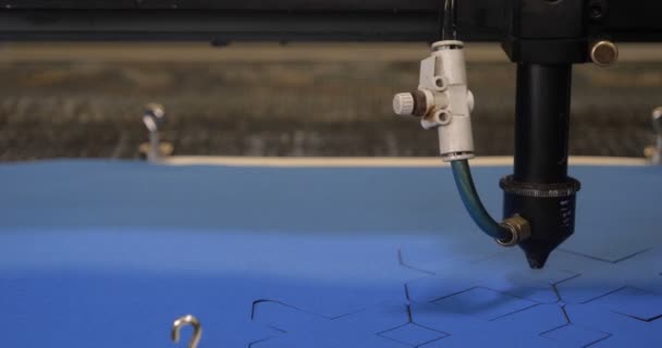 自動シングルヘッドシングル針コンピュータ刺繍機 コンピュータミシンは ファブリック上の様々なストリップを縫います 自動ミシン — ストック動画