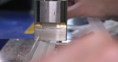 Bir giysi fabrikasında yavaş hareket video, kadın basın (Cut) Giyim ve kumaş kilitleri ve çeşitli malzemeler farklı makineler kullanarak çeşitli parçalar. Kavramı: Iş, fabrika, terzi.