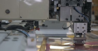 Otomatik tek başlı tek başlı iğne bilgisayar nakış makinesi / bilgisayar dikiş makineleri kumaşa çeşitli şeritler dikiyor. Otomatik dikiş makinesi, iş, giysi, tekstil kavramı.