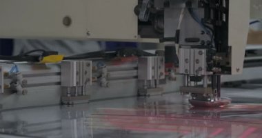 Otomatik tek başlı tek başlı iğne bilgisayar nakış makinesi / bilgisayar dikiş makineleri kumaşa çeşitli şeritler dikiyor. Otomatik dikiş makinesi, iş, giysi, tekstil kavramı.